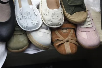 Mõistmine külmade tsemendijalatsite ja süstimise mooditud kingade vahel